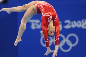 特色足球文化节让城市夜生活更丰富，成为文化交融的场所，足球文化节绘画作品