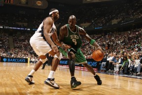 雄鹿板凳深度惊人，替补球员多点开花，雄鹿扳平