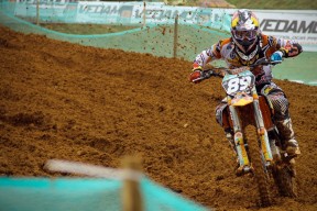 恩多比·恩乔：在比赛中用精湛的脚法和战术能力帮助南非队扩大战果