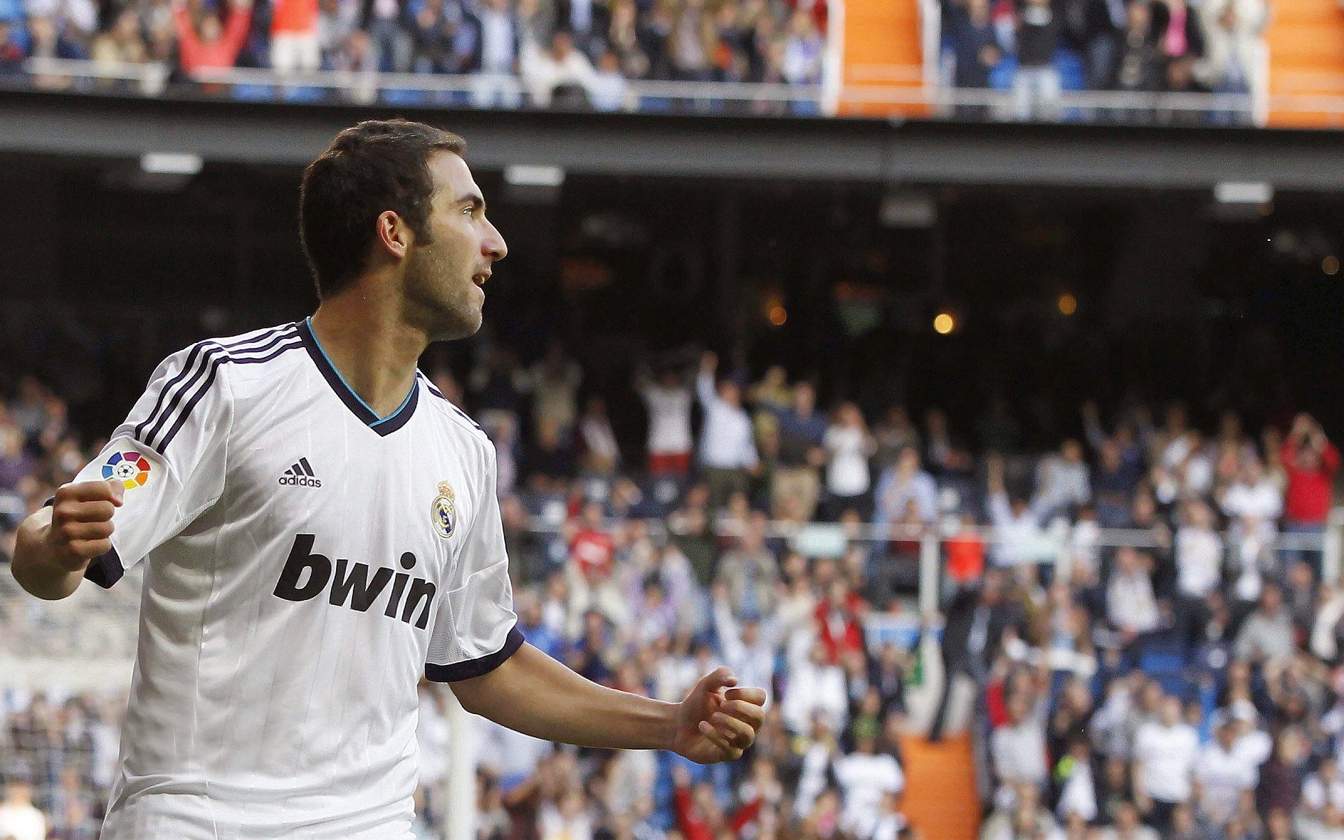 乐鱼体育全站-VAR争议再起：英超裁判判罚尺度引热议，英超判罚规则