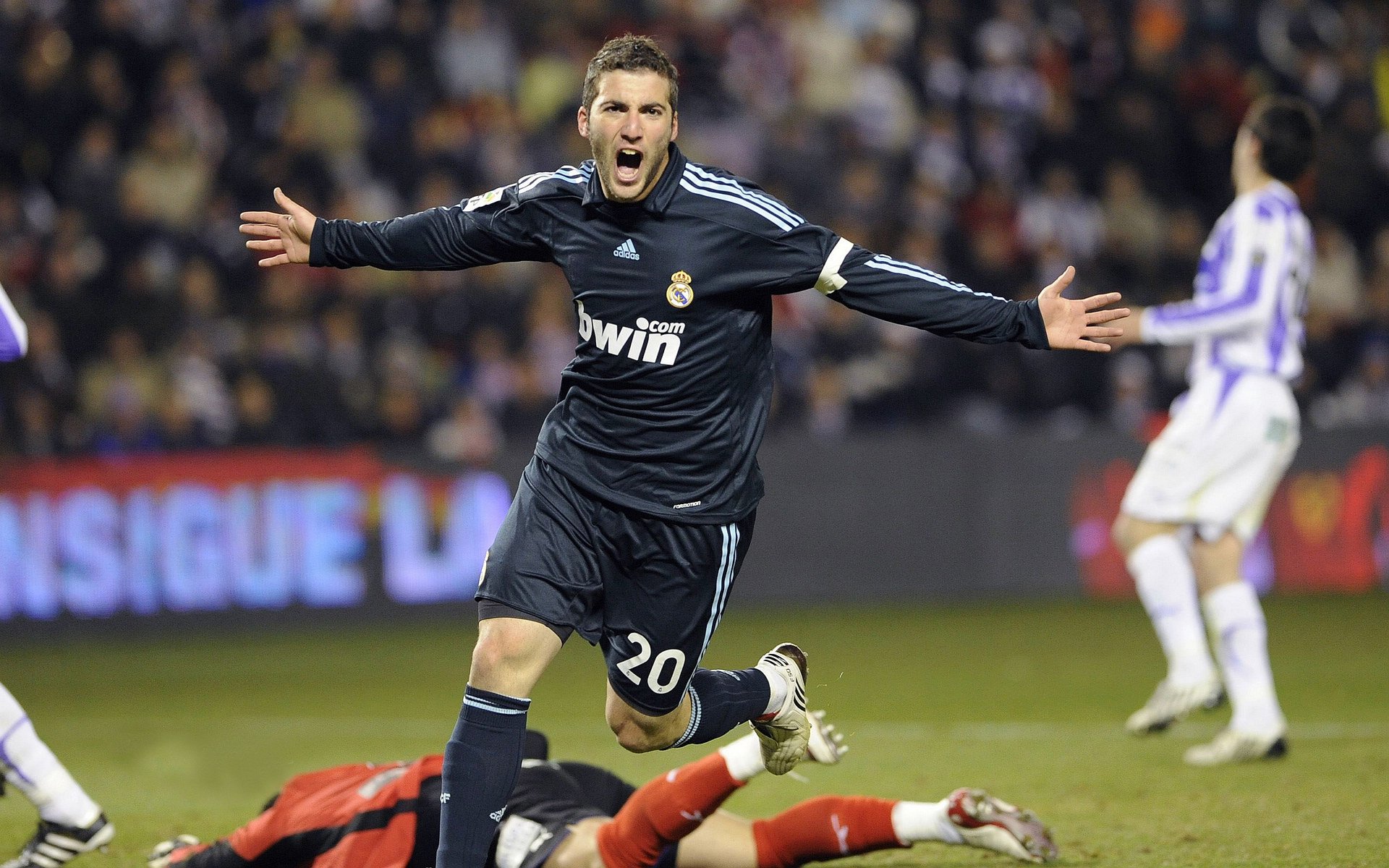 水球淘汰战中立代表队A顽强逆转胜出，水球战术